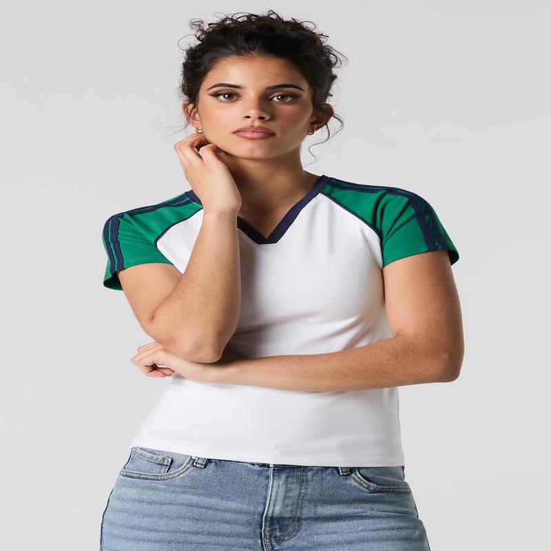 T-shirt  col en V et rayures contrastantes