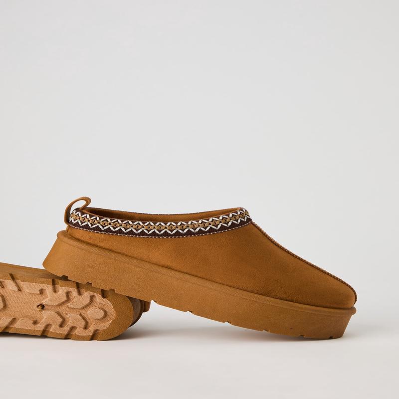 Pantoufles-bottillons plateforme en similisude avec motif brod