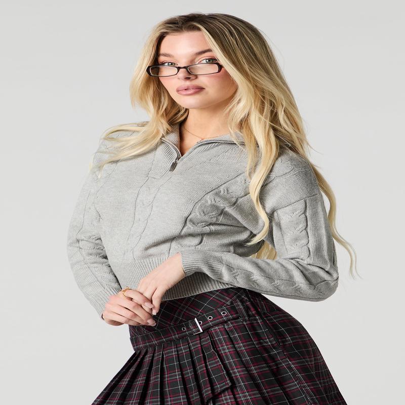 Chandail en tricot  mailles torsades et glissire un quart