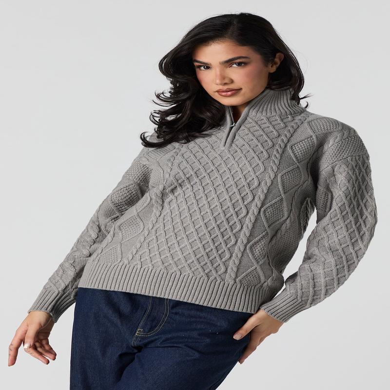 Chandail en tricot mailles torsades et glissire un quart