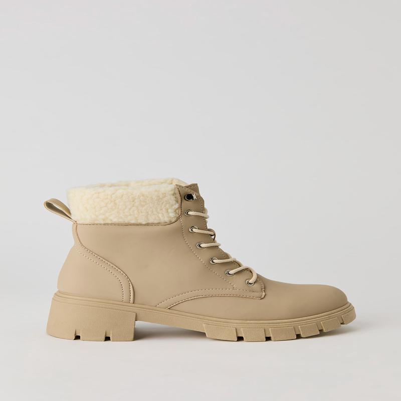 Bottes laces doubles de similifourrure