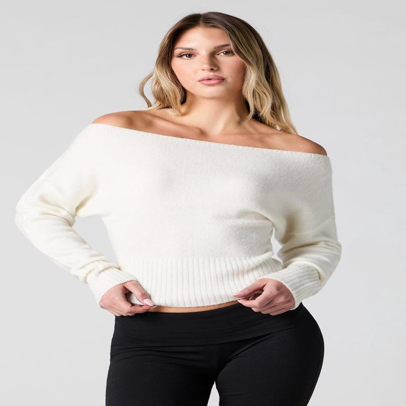 Chandail en tricot pelucheux avec paules dnudes