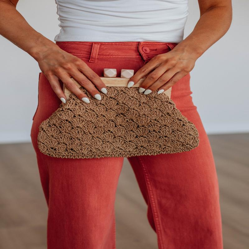 Serving Looks Clutch