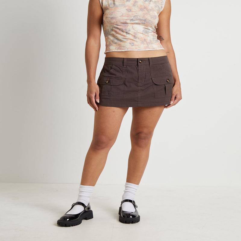 Freda Utility Pocket Low Rise Shorts in Chestnut Brown