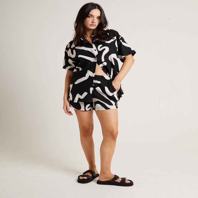 Charlie Swirl Shorts in Black